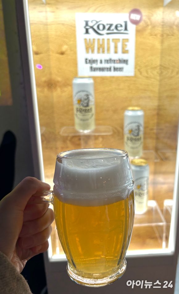 매튜 홈즈 코젤 한국지사장이 13일 서울 용산 이태원에서 열린 미디어 간담회에서 신제품 '코젤 화이트'를 선보이고 있다. [사진=백소연 기자]