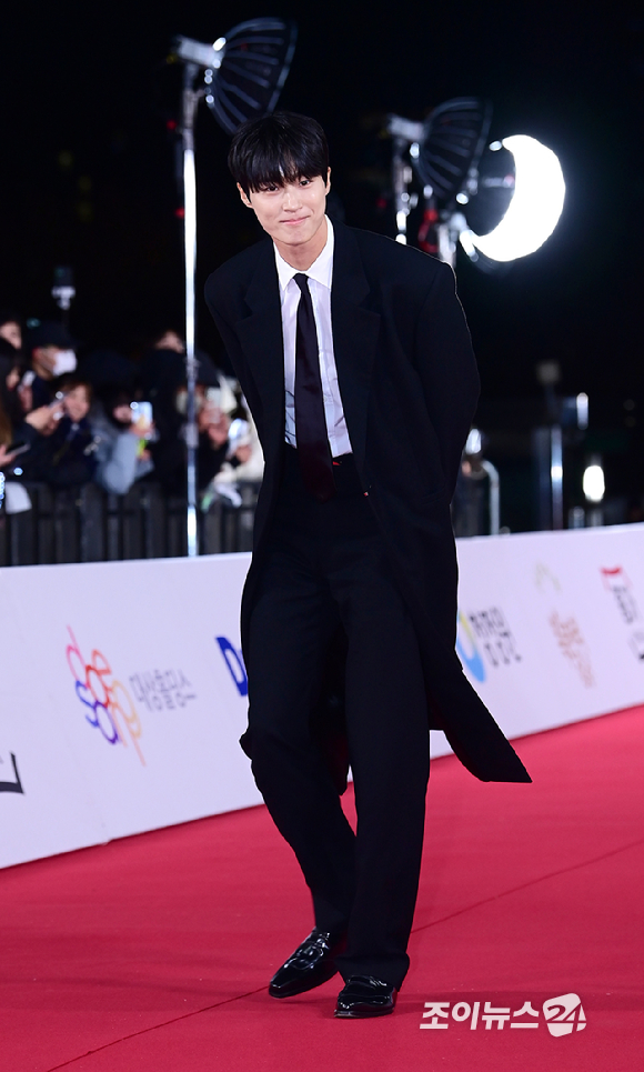 배우 변우석이 24일 오후 서울 영등포구 여의도 KBS홀에서 진행된 제44회 청룡영화상 레드카펫 행사에 참석하고 있다. [사진=정소희 기자]