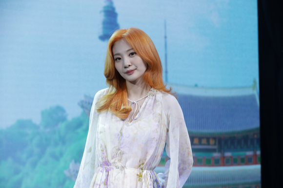 볼빨간사춘기 안지영이 20일 새 미니앨범 '서울' 발매 기념 쇼케이스에서 포즈를 취하고 있다. [사진=쇼파르뮤직]