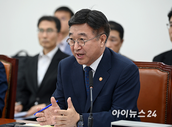 윤호중 행정안전부 장관이 18일 서울 여의도 국회에서 열린 행정안전위원회 전체회의에서 질의에 답변하고 있다. [사진=곽영래 기자]