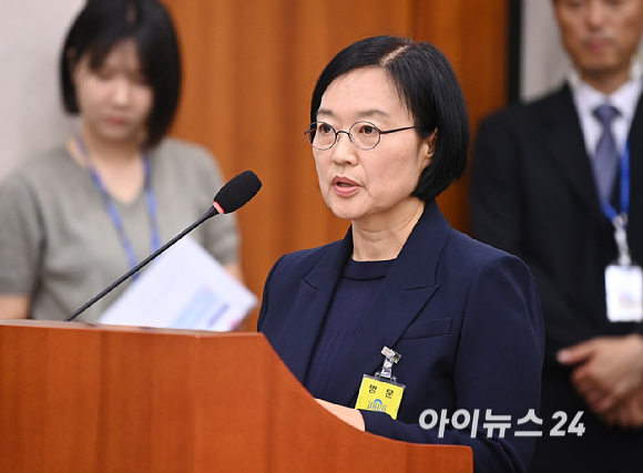 한성숙 중소벤처기업부 장관 후보자가 15일 오전 서울 여의도 국회 산업통산자원중소벤처기업위원회에서 열린 인사청문회에서 모두발언을 하고 있다. [사진=곽영래 기자]