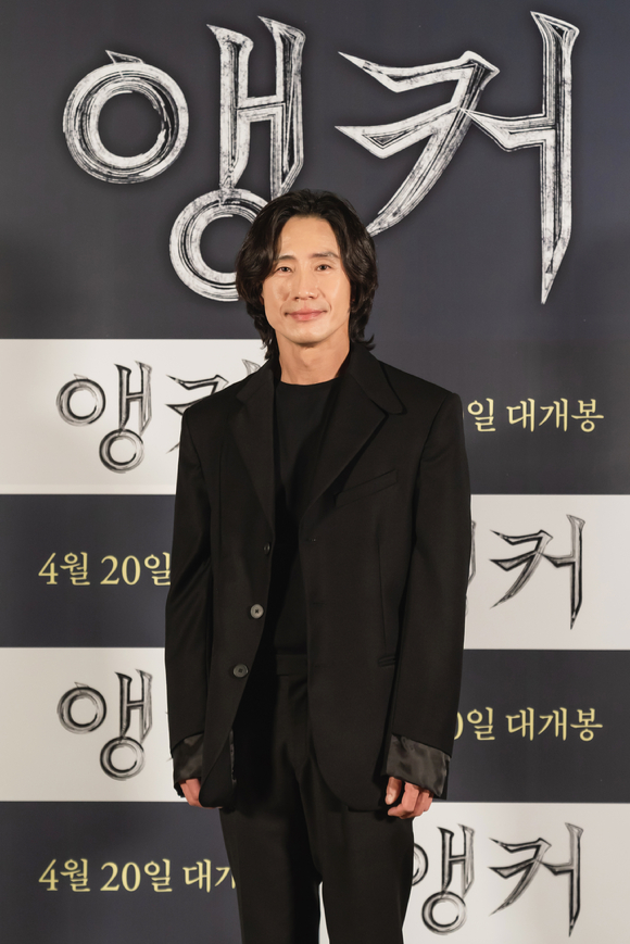 배우 신하균이 11일 서울 광진구 자양동 롯데시네마 건대입구점에서 열린 영화 '앵커' 언론시사회에 참석해 포즈를 취하고 있다. [사진=에이스메이커무비웍스]