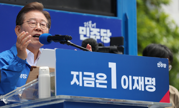이재명 더불어민주당 대선후보가 지난 22일 오전 제주시 동문로터리에서 유세를 하고 있다. [사진=연합뉴스]