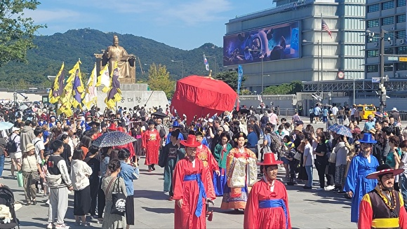 지난 2일 서울 광화문광장에서‘17회 세종대왕과 초정약수축제’를 알리는 어가행렬 모습. [사진=청주시]