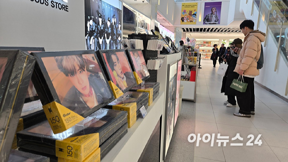 12일 외국인 관광객이 신세계면세점 명동점 K-WAVE존에 진열된 방탄소년단 굿즈를 둘러보고 있다. [사진=진광찬 기자]