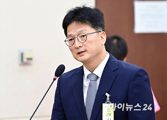 김찬수 대통령비서실 지방시대비서관실 행정관(전 영등포경찰서장)이 20일 서울 여의도 국회에서 열린 제417회 국회 임시회 제2차 행정안전위원회 마약수사 외압 의혹 관련 청문회에서 의원 질의에 답변하고 있다. [사진=곽영래 기자]