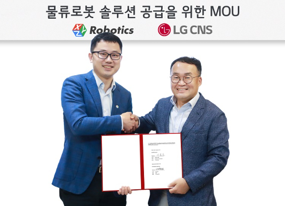 LG CNS 스마트물류사업부장 이준호 상무(오른쪽)와 XYZ로보틱스 CEO 지아지 저우(Jiaji Zhou)가 기념촬영하는 모습 [사진=LG CNS]