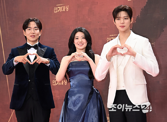 방송인 장성규, 배우 남지현, 문상민이 31일 오후 서울 여의도 KBS에서 열린 2025 KBS 연기대상&nbsp;레드카펫 포토월 행사에서 포즈를 취하고 있다. [사진=곽영래 기자]