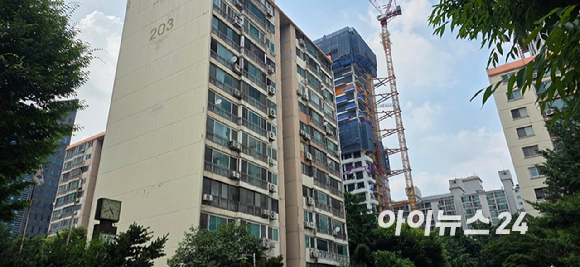 서울 영등포구 당산동5가 '유원제일2차' 단지 전경. 옆에 당산역1차SKV1타워가 공사 중이다. [사진=이수현 기자]