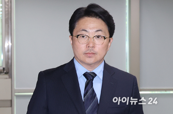 '김건희 집사'로 알려진 김예성 씨가 29일 오후 서울 서초구 서울고등법원에서 열린 횡령 등 혐의 항소심 선고 공판에 출석하고 있다. [사진=곽영래 기자]