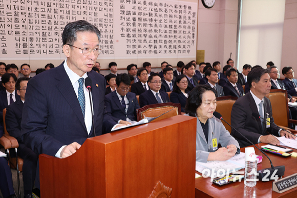 박상용 법무연수원 교수와 이화영 전 경기도 평화부지사가 14일 국회 법제사법위원회 법무부 국정감사에 출석했다. 사진 왼쪽부터 박상용 교수, 이화영 전 부지사. [사진=곽영래]