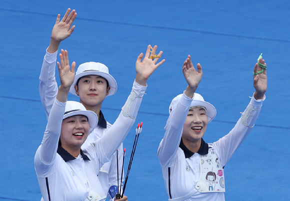 6일 중국 항저우 푸양 인후 스포츠센터에서 열린 2022 항저우 아시안게임 여자 양궁 리커브 단체 결승 한국 대 중국 경기, 중국을 세트스코어 5-3으로 꺾고 금메달을 차지한 한국 안산, 최미선, 임시현이 인사를 하고 있다. [사진=뉴시스]