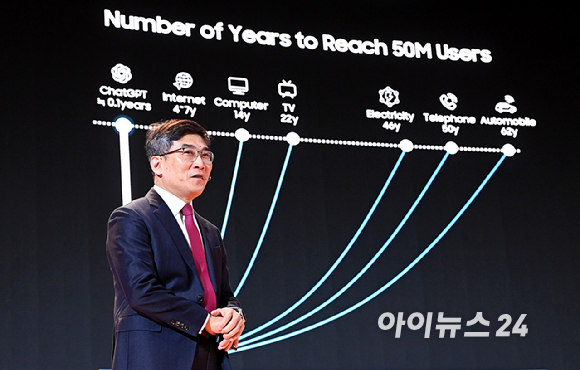송재혁 삼성전자 디바이스솔루션(DS) 부문 최고기술책임자(CTO) 사장이 11일 서울 강남구 코엑스에서 열린 세미콘 코리아 2026에서 기조 강연을 하고 있다. [사진=곽영래 기자]