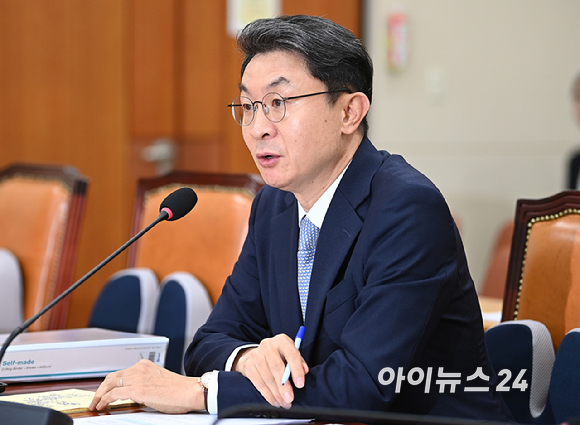 이억원 금융위원장 후보자가 2일 서울 여의도 국회 정무위원회에서 열린 인사청문회에서 질의에 답변하고 있다. [사진=곽영래 기자]