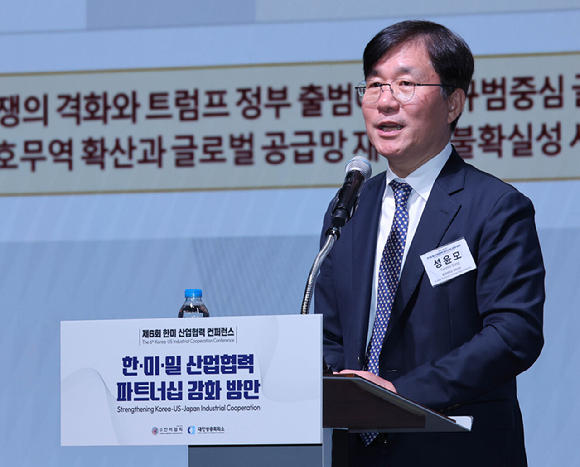 &lsquo;제6회 한미 산업협력 콘퍼런스&rsquo;에서 패널들이 '한미일 AI 벤처 생태계 및 AI 인프라 협력 방안'이라는 주제로 토론하고 있다. 왼쪽부터 권석준 성균관대학교 화학공학부 교수, 이세영 생성AI스타트업협회 협회장(뤼튼테크놀로지스 대표), 김광석 한국경제산업연구원 경제연구실장, 안홍준 한국인공지능&middot;소프트웨어산업협회 AI산업본부장. 영상 속 인물은 하부카 히로키(Habuka Hiroki) 전략국제문제연구소(CSIS) 수석연구원. [사진=대한상의]