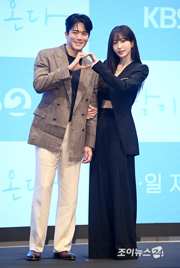 배우 하석진, 안희연이 22일 오후 서울 구로구 신도림 디큐브시티 더세인트에서 열린 KBS2 주말드라마 '사랑이 온다' 제작발표회에서 포토타임을 갖고 있다. [사진=곽영래 기자]