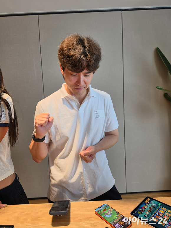 애플 개발자 릴레이션 총괄이 29일 서울 강남구 애플코리아에서 열린 개발자 브리핑에서 설명하고 있다. [사진=황세웅 기자]