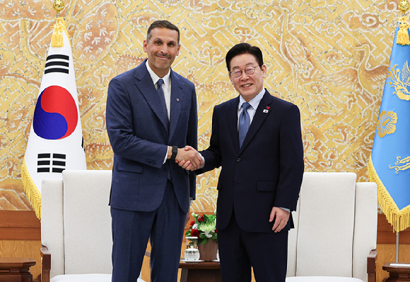 이재명 대통령이 15일 청와대에서 아랍에미리트(UAE) 칼둔 칼리파 알 무바라크 아부다비 행정청장과 접견 전 기념촬영을 하고 있다. 2026.1.15 [사진=연합뉴스]