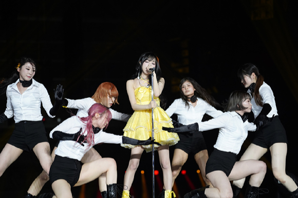 가수 최예나가 지난 10일 일본 지바현 마쿠하리 멧세에서 개최된 '케이콘 재팬 2025(KCON JAPAN 2025)' 엠카운트다운 무대에서 열띤 공연을 펼치고 있다. [사진=CJ ENM]