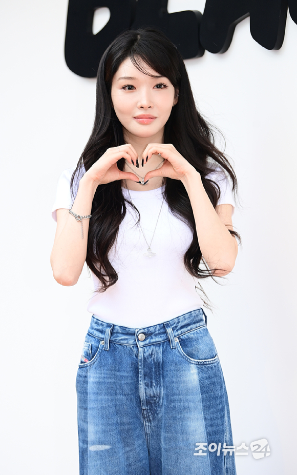 가수 청하가 20일 오후 서울 강남구 꼴라보하우스 도산에서 열린 샤크 닌자 블라스트 팝업 포토세션에서 포즈를 취하고 있다. [사진=정소희 기자]