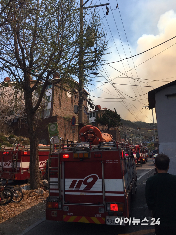 윤석열 대통령과 부인 김건희 여사가 1일 대구 서문시장 인근에서 열린 '서문시장 100주년 기념 특별사진전'을 관람하고 있다. 2023.04.01. [사진=대통령실]
