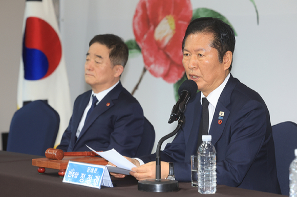 제78주년 제주4&middot;3희생자추념일인 3일 오전 제주시 봉개동 한화리조트에서 열린 더불어민주당 현장 최고위원회의에서 정청래 대표가 모두 발언을 하고 있다. 2026.4.3 [사진=연합뉴스]