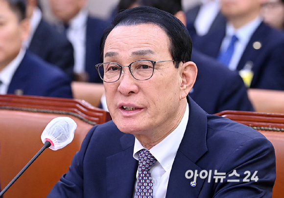 노동진 수산업협동조합중앙회장이 27일 서울 여의도 국회에서 열린 농림축산식품해양수산위원회의 수협중앙회 등에 대한 국정감사에서 질의에 답하고 있다. [사진=곽영래 기자]