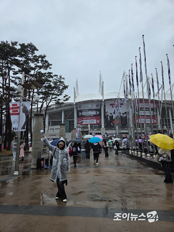 9일 고양종합운동장 주경기장에서 방탄소년단 월드투어 콘서트 'BTS WORLD TOUR 'ARIRANG''가 개최된다. 팬들이 기념사진을 촬영하고 있다. [사진=이미영 기자]