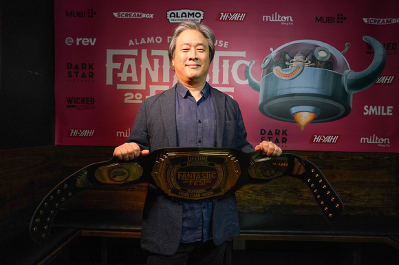 '헤어질 결심' 박해일, 박찬욱 감독이 제60회 뉴욕 영화제에 참석해 포즈를 취하고 있다. [사진=CJ ENM]