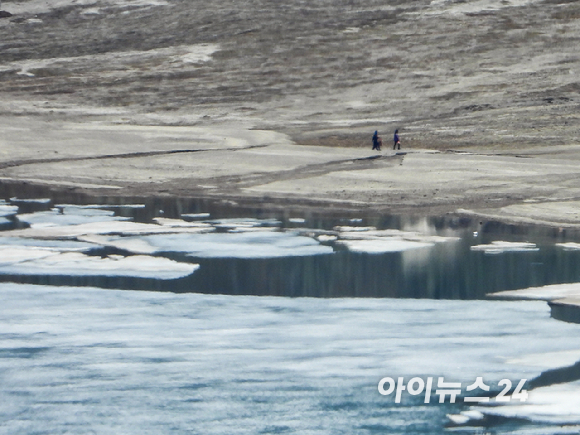 13일 오전 연길공항에서 인천공항으로 가는 비행기 탑승 중 창가에서 바라본 백두산의 모습. [사진=정소희 기자]