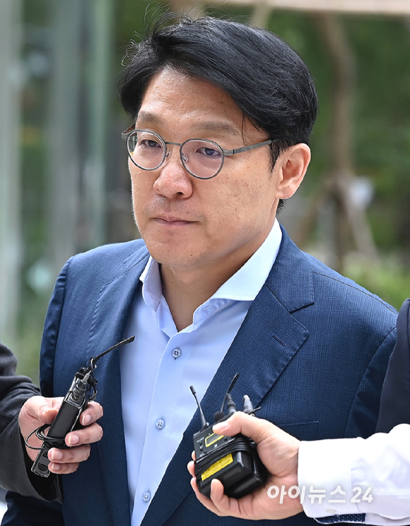 '공천개입 의혹' 김상민 전 부장검사가 9일 오전 서울 종로구에 마련된 김건희 특검팀(특별검사 민중기) 사무실로 조사를 받기 위해 출석하고 있다. [사진=곽영래 기자]