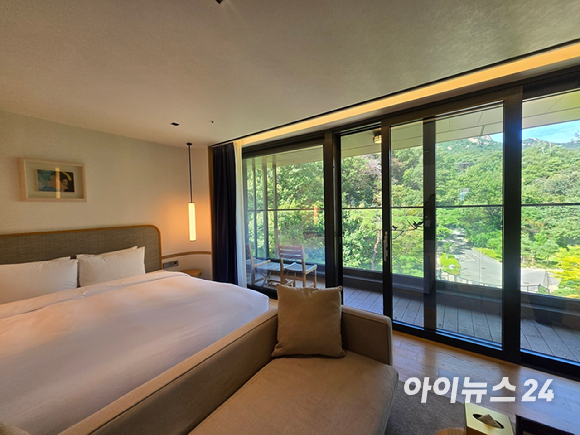 안토 비회원 캐빈 객실에서 바라본 북한산 전경. [사진=박은경 기자]