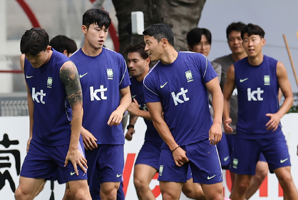 2026 북중미 월드컵 멕시코와 2차전을 앞둔 한국 축구 국가대표팀 홍명보 감독이 지난 15일(현지시간) 멕시코 과달라하라 인근 사포판의 치바스 바예 베르데에서 팀 훈련을 지켜보고 있다. [사진=연합뉴스]