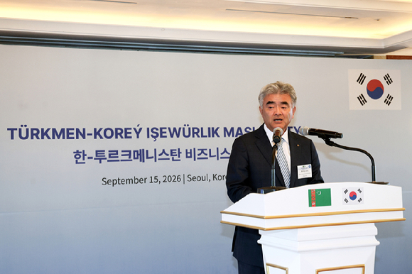지난 15일 '한-투르크메니스탄 비즈니스 포럼'에 참석해 발표 중인 대우건설 정원주 회장 [사진=대우건설]