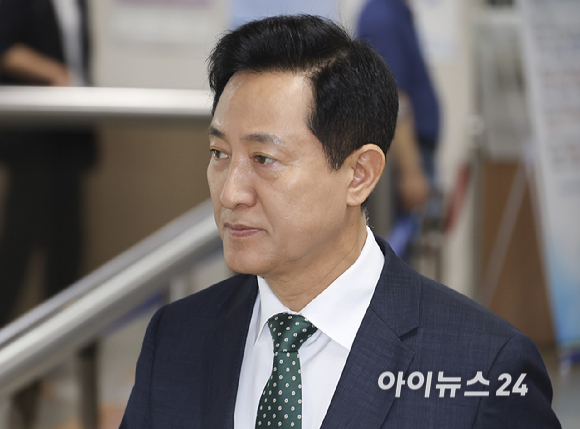 오세훈 서울시장이 4일 서울 서초구 서울고등법원에서 열린 '명태균 여론조사 대납 의혹 사건' 2심 속행 공판에 출석하고 있다. [사진=곽영래 기자]