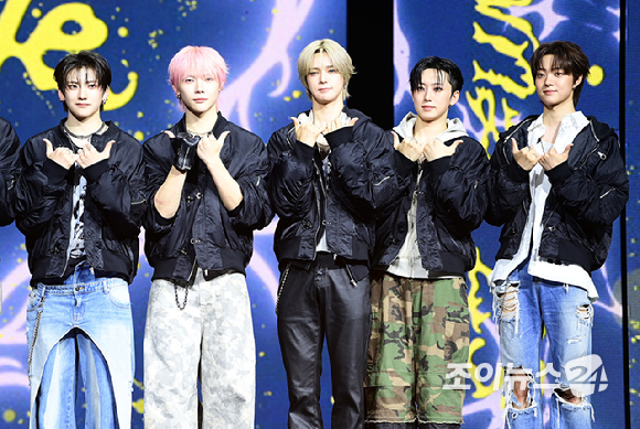 그룹 앤팀이 28일 오후 서울 용산구 한남동 블루스퀘어에서 열린 &TEAM(앤팀) 한국 데뷔 앨범 미니 1집 'Back to Life'(백 투 라이프)발매 기념 쇼케이스에 참석하고 있다. [사진=정소희 기자]
