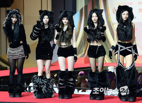 그룹 미야오(MEOVV)가 25일 오후 인천광역시 중구 운서동 인스파이어 아레나에서 열린 '2025 SBS 가요대전' 레드카펫 행사에 참석하고 있다. [사진=정소희 기자]