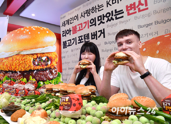 17일 서울 용산구 롯데리아 숙대입구역점에서 모델들이 신제품 '불고기포텐버거를 선보이고 있다. 불고기포텐버거는 조셉 리저우드 셰프와 공동 개발한 메뉴로 한국적인 맛과 다국적 입맛을 모두 사로 잡을 수 있도록 크리스피 불고기 토핑을 더했다. 입안에서 터지는 불고기 육즙과 깻잎 매실청 소스, 청양고추의 매콤함 등으로 다채로운 맛을 즐길 수 있는 점이 특징이다. [사진=곽영래 기자]