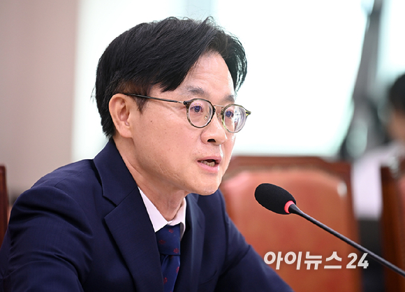김정관 산업통상자원부 장관 후보자가 17일 오전 서울 여의도 국회 산업통상자원중소벤처기업 위원회 전체회의에서 열린 인사청문회에서 질의에 답변하고 있다. [사진=곽영래 기자]