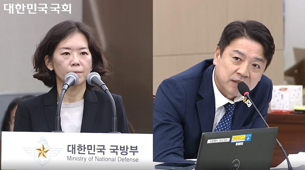 13일 국회 국방위원회의 국방부 국정감사에서 황성혜 구글코리아 대외협력정책 부사장(왼쪽)이 부승찬 의원(더불어민주당)의 질의를 듣고 있다. [사진=국회 인터넷의사중계시스템]