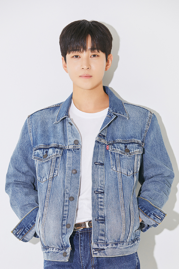 가수 딘딘이 인터뷰에 앞서 사진촬영을 하고 있다. [사진=슈퍼벨컴퍼니]