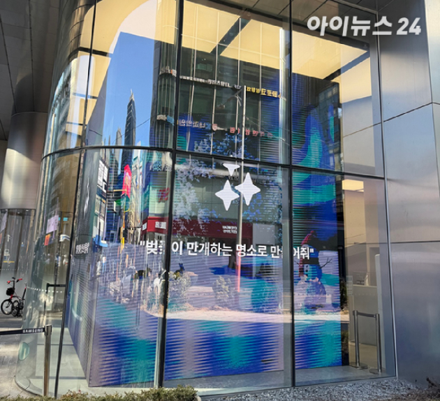 삼성 강남 1층 외벽 대형 LED 디지털 파사드에서는 '포토 어시스트'로 사진이 완성되는 과정이 반복 상영되고 있었다. [사진=황세웅 기자]