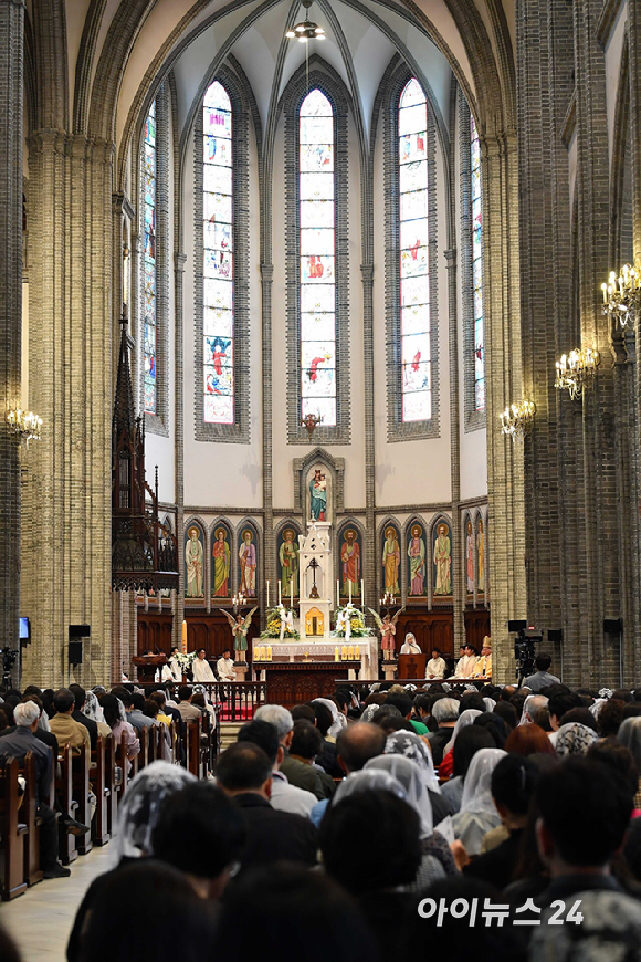 20일 부활절을 맞아 서울 명동 성당에서 열린 예수 부활 대축일 미사에 참석한 신자들이 경건한 마음으로 미사를 드리고 있다. [사진=사진공동취재단]
