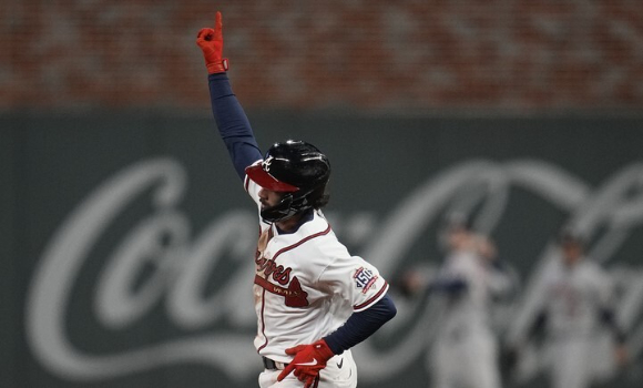 애틀랜타 댄스비 스완슨이 31일(한국시간) 열린 휴스턴과 2021 MLB 월드시리즈 4차전에서 7회말 동점 솔로 홈런을 쏘아 올린 뒤 2루 베이스를 지나고 있다. [사진=뉴시스]