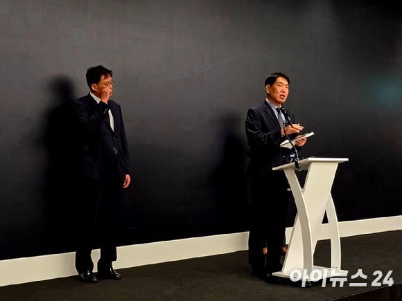 구재형 KT 네트워크기술본부장 상무(가운데)가 11일 서울 종로구 KT 광화문빌딩 웨스트 사옥에서 열린 소액결제 피해 관련 기자 브리핑에서 질의에 답변하고 있다. [사진=안세준 기자]