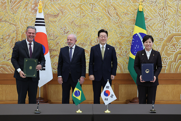 송미령 농림축산식품부 장관과 카를로스 파바루 브라질 농업축산부장관이 23일 청와대에서 이재명 대통령과 루이스 이나시우 룰라 다시우바 브라질 대통령이 임석한 가운데 농업 분야 협력 양해각서 문건을 교환한 뒤 기념촬영을 하고 있다. 2026.2.23 [사진=연합뉴스]