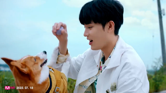 SM 'STATION : NCT LAB'이 선보이는 세 번째 곡 NCT U의 'Rain Day' 뮤직비디오 티저 영상이 공개돼 관심을 모으고 있다. [사진=NCT U 'Rain Day' MV 티저 영상 캡쳐]