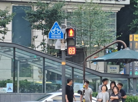 서울시는 빨간불 잔여시간 표시 신호등을 확대 설치한다. 사진은 시청역 교차로 앞에 설치된 잔여시간 표시 신호등이다. [사진=서울시]