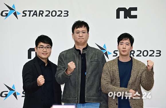 16일 부산 해운대구 벡스코에서 열린 국제게임전시회 '지스타 2023' NC소프트 간담회에서 강형석 캡틴, 배재현 시더(seeder), 고기환 캡틴이 기념촬영을 하고 있다. [사진=곽영래 기자]