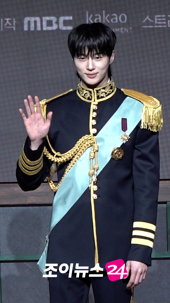 배우 변우석이 지난 6일 오후 서울 강남구 조선 팰리스 서울 강남 호텔에서 진행된 MBC 금토드라마 '21세기 대군부인' 제작발표회에 참석해 포즈를 취하고 있다. [사진=문수지 기자]